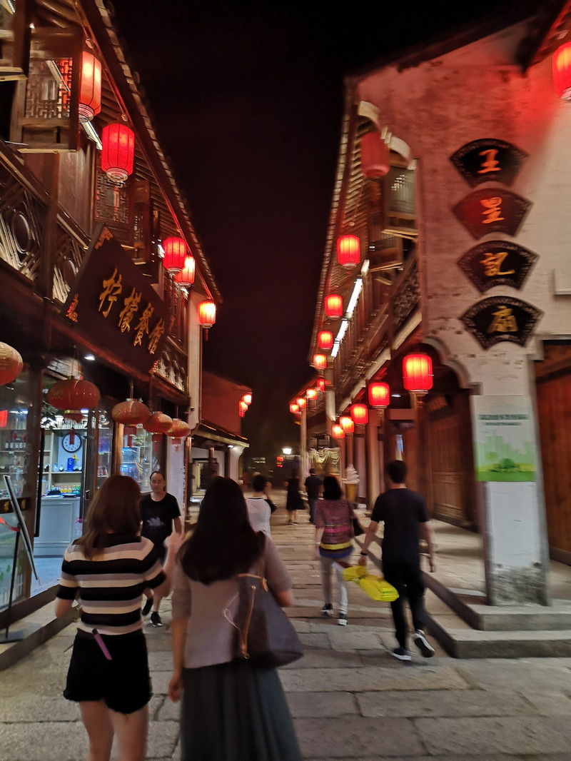 鲁镇夜景