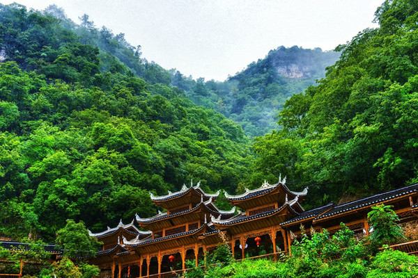 施秉云台山风景区由云台山,外营台,轿顶山及大田垴等群峰组成.