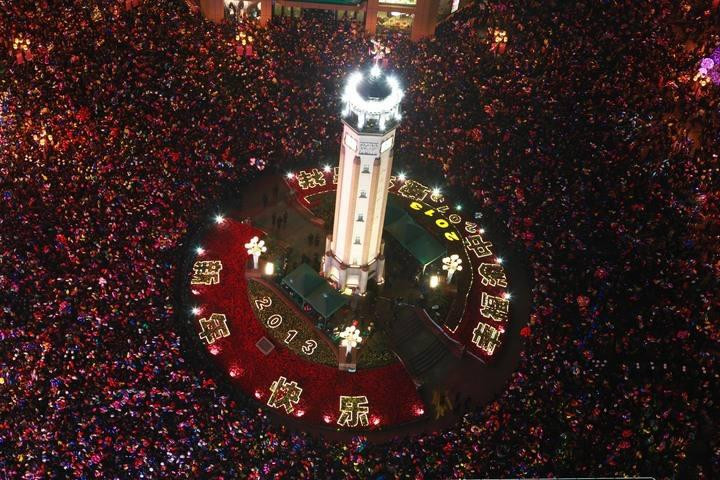 平安夜,跨年之夜 它焕然重生, 悄悄的点燃了整个重庆热情.