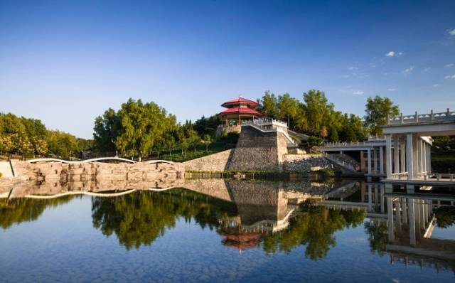 青龙湖位于北京市房山区青龙湖镇,是距北京市区最近,最大的水景资源