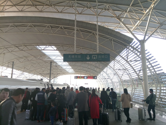 无锡东站,在这里下车的人不少哦