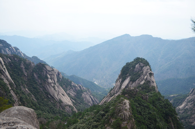 这里还只是半山腰,在往上走还有还多路.不过景色也真的是蛮好的.