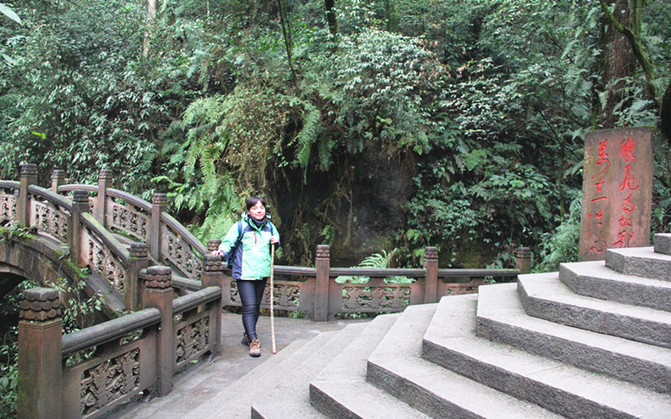 那一年---中华四大佛教圣地【四川峨眉山游记】第一山门,秀甲瀑布