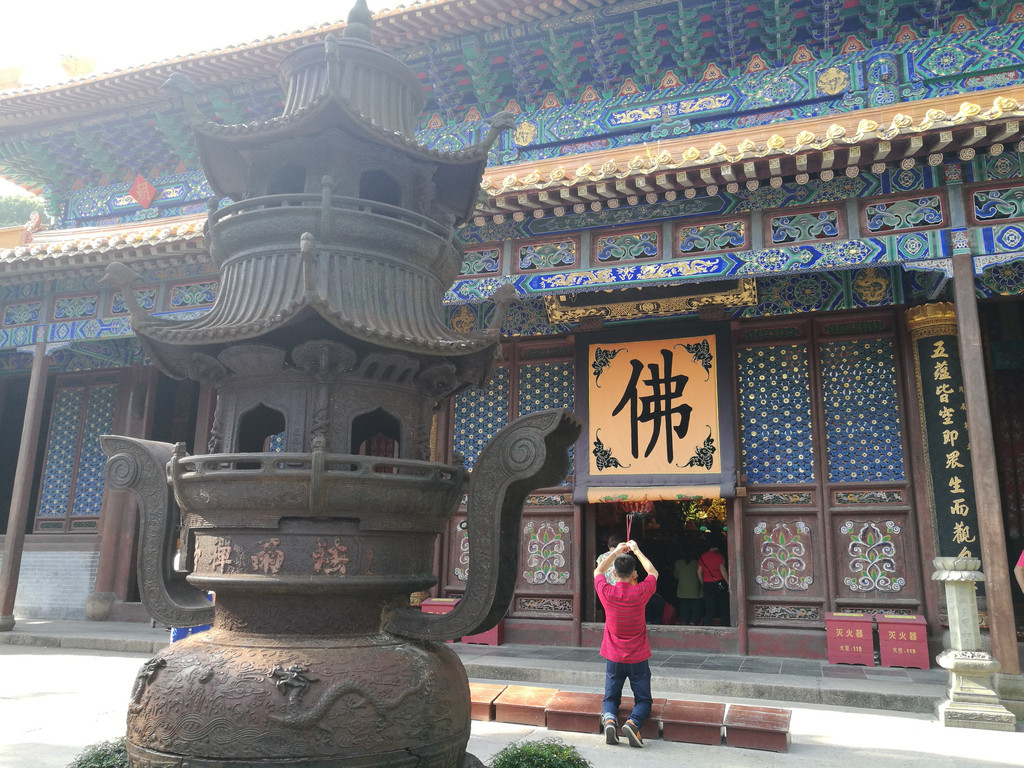 关于请香,要注意的是一但开始拜神,就要从一而终,对每座寺庙,每尊菩萨