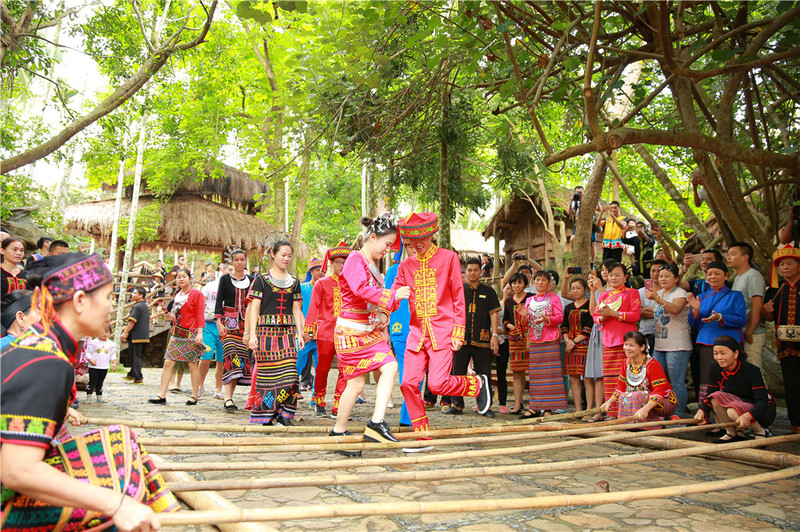 单身青年在槟榔谷体验黎族打柴舞