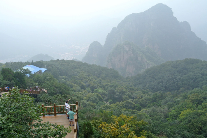 狼牙山主峰莲花峰(大莲花瓣)海拔1105米,位于狼牙山的西部,东部