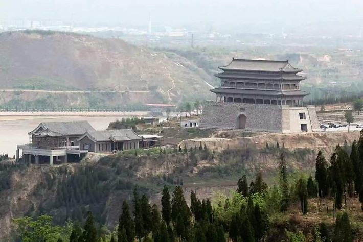 潼关地处黄河渡口,位居晋,陕,豫三省要冲,扼长安至洛阳驿道的要冲,是