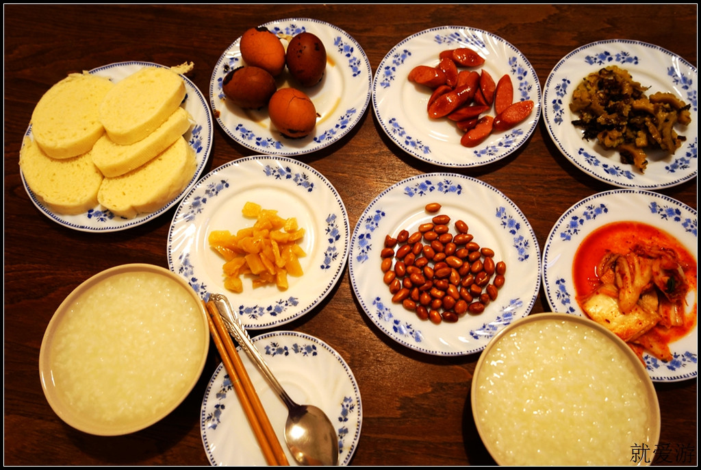 海子家的早餐挺不错的,稀饭馒头茶叶蛋及各种小菜,让我们这些胃吃