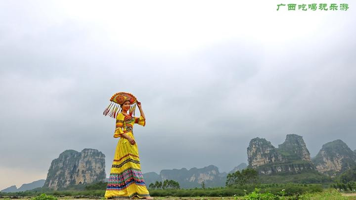 壮乡美景里,8个美女盛装外拍,谁才是三月三最美代言人