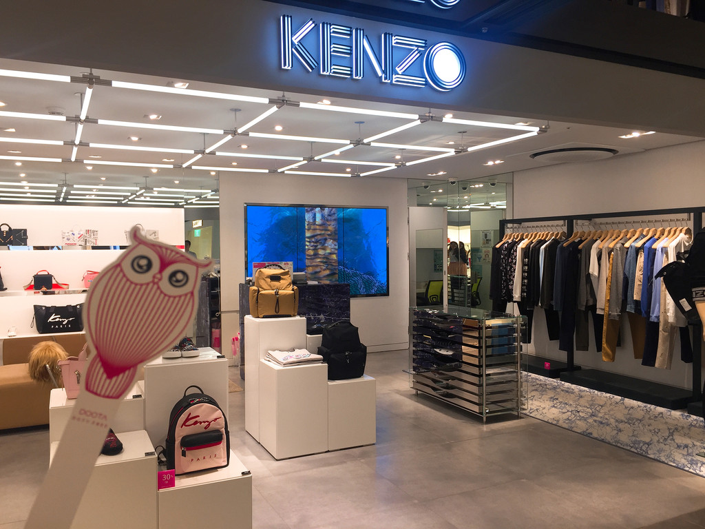 kenzo的店铺设计一直都是以简洁和明快而极具特色
