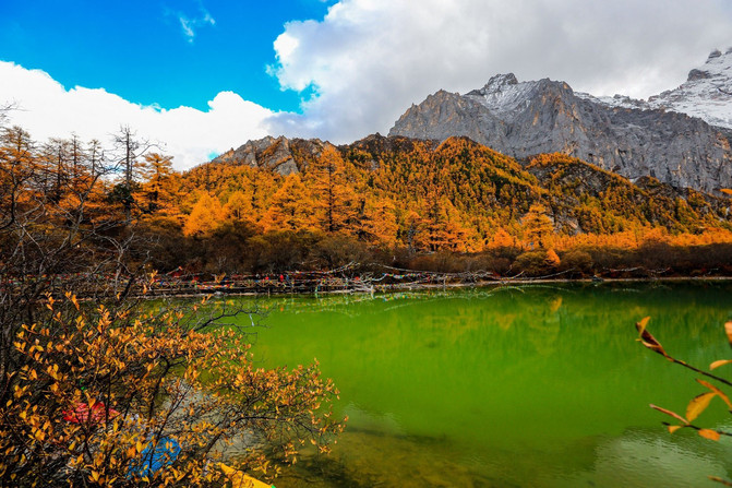 稻城亚丁风景区位于四川甘孜藏族自治州南部,地处著名的青藏高原东部