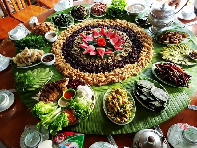 西双版纳热带植物园,在勐仑镇八角楼客栈的傣泐金湾餐厅享用正宗傣味