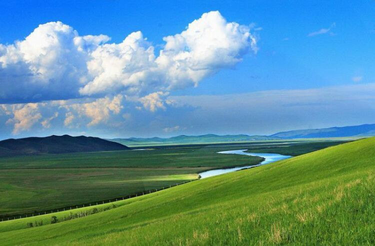 天然牧场以及自然河流再加上蓝天白云的衬托,真像美丽的画卷!