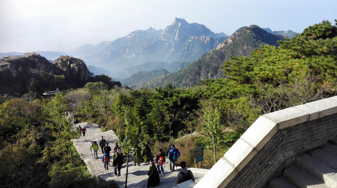 从孔子庙俯瞰泰山远景.