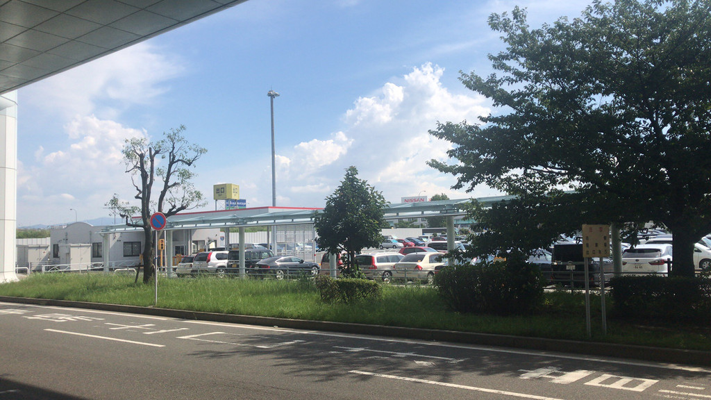 福冈国际机场门口的巴士站等车