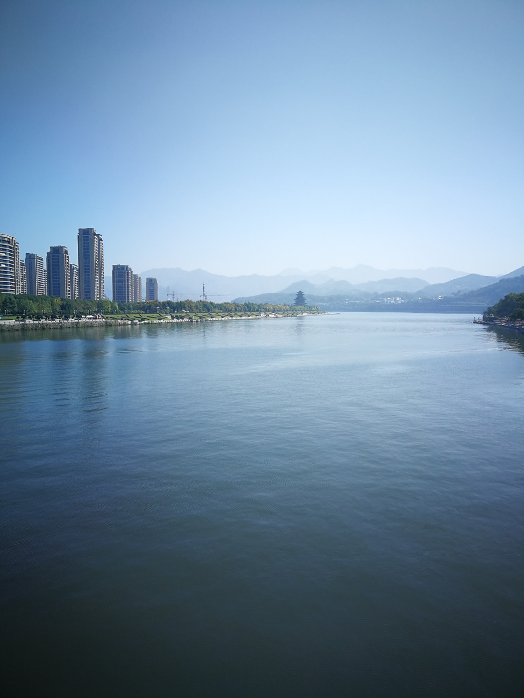 南明湖在丽水市区边上(南面),原来叫瓯江,因为下游(大溪开潭)建了