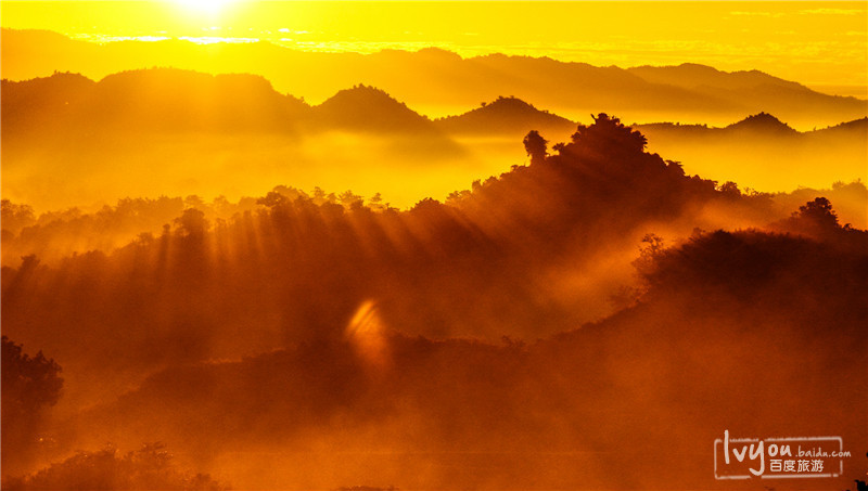 晨光的照耀之下,多少佛塔烟云中 妙乌村的清晨,总是被变幻莫测的光影