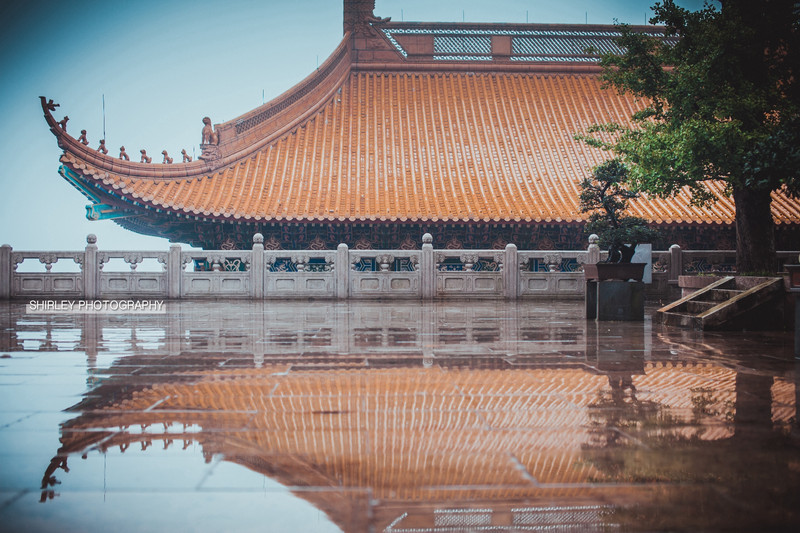 尤其是中式建筑,对称美能让画面更加圆满.