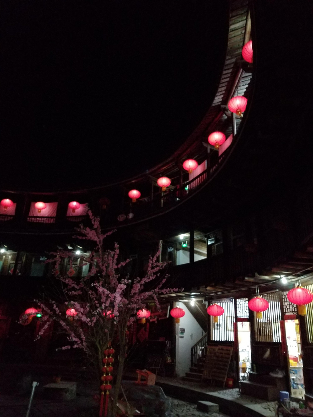 晚饭后,当散步,去看看晚上的承启楼的夜景.