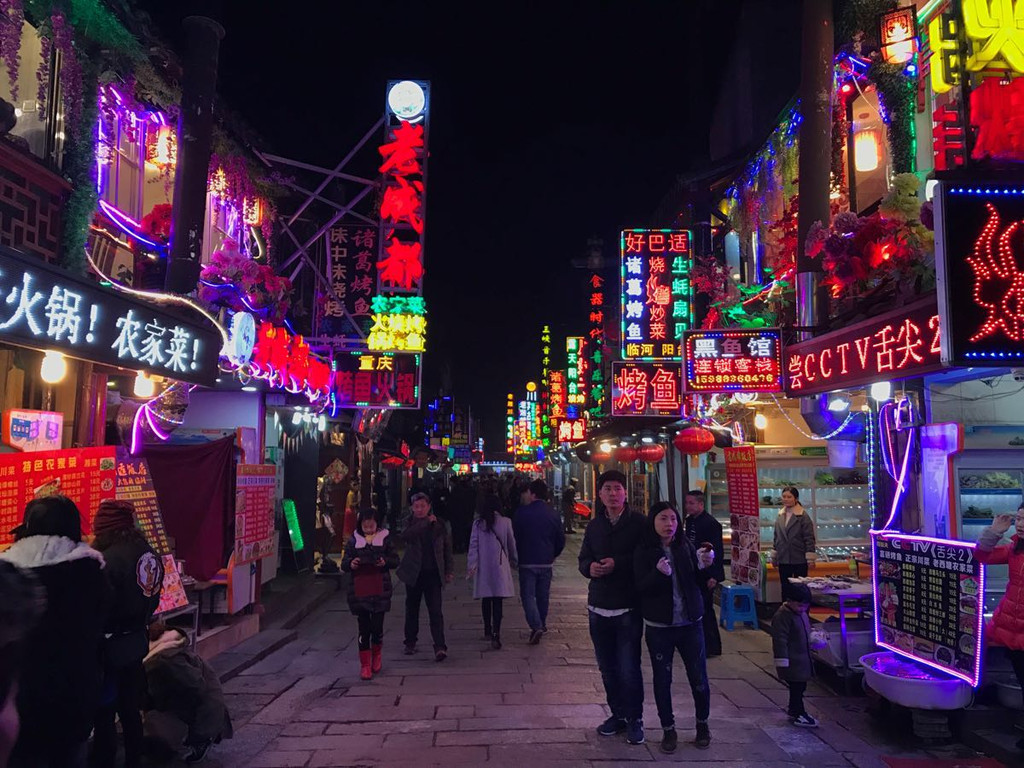  夜晚,古镇外的食街,基本都是烧烤