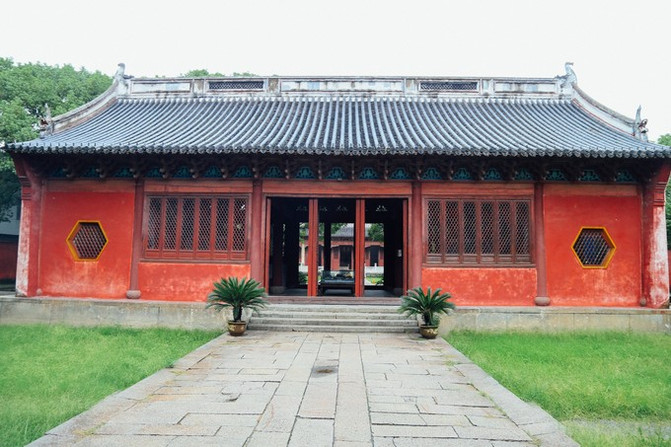 在海宁盐官镇还有一座建筑与清王室有关,它就是海神庙.