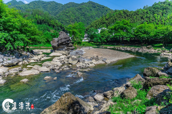 其一,以漂流,古钓台,三埭石,怪潭,水上乐园而得名;其二,怪潭景区周边