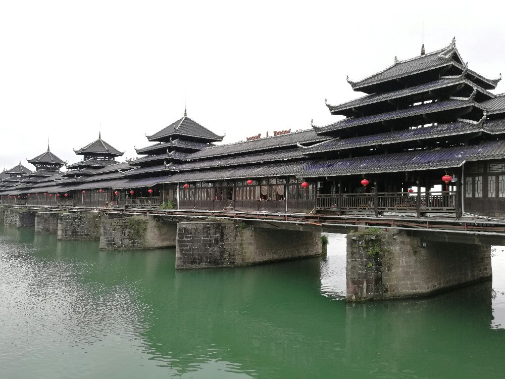 龙津风雨桥是全国最大的侗乡风雨桥(长252米,宽12.