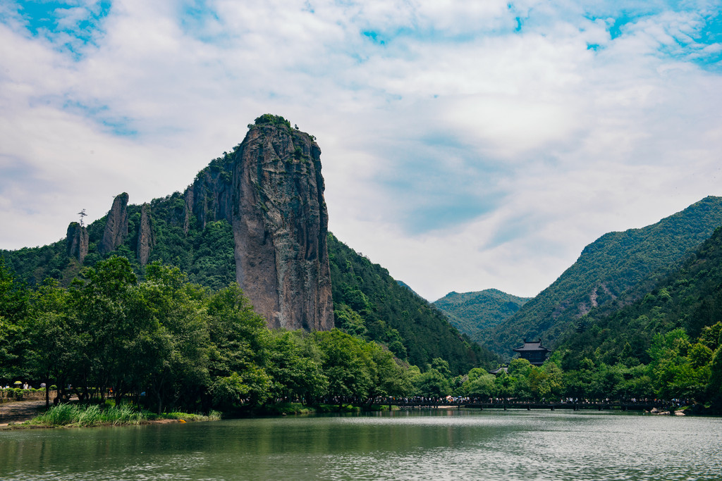 ▼鼎湖峰乃仙都风景区的精华所在,高耸入云.