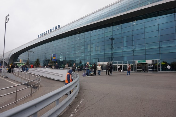 德莫杰多沃国际机场(莫斯科最大的国际机场),伏努科沃机场(主要往返于