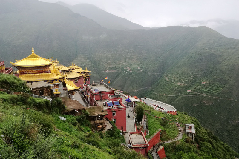 停车休息时拍的藏寨 据说是能抗高反的含氧水 观音寺是俯瞰观音桥镇