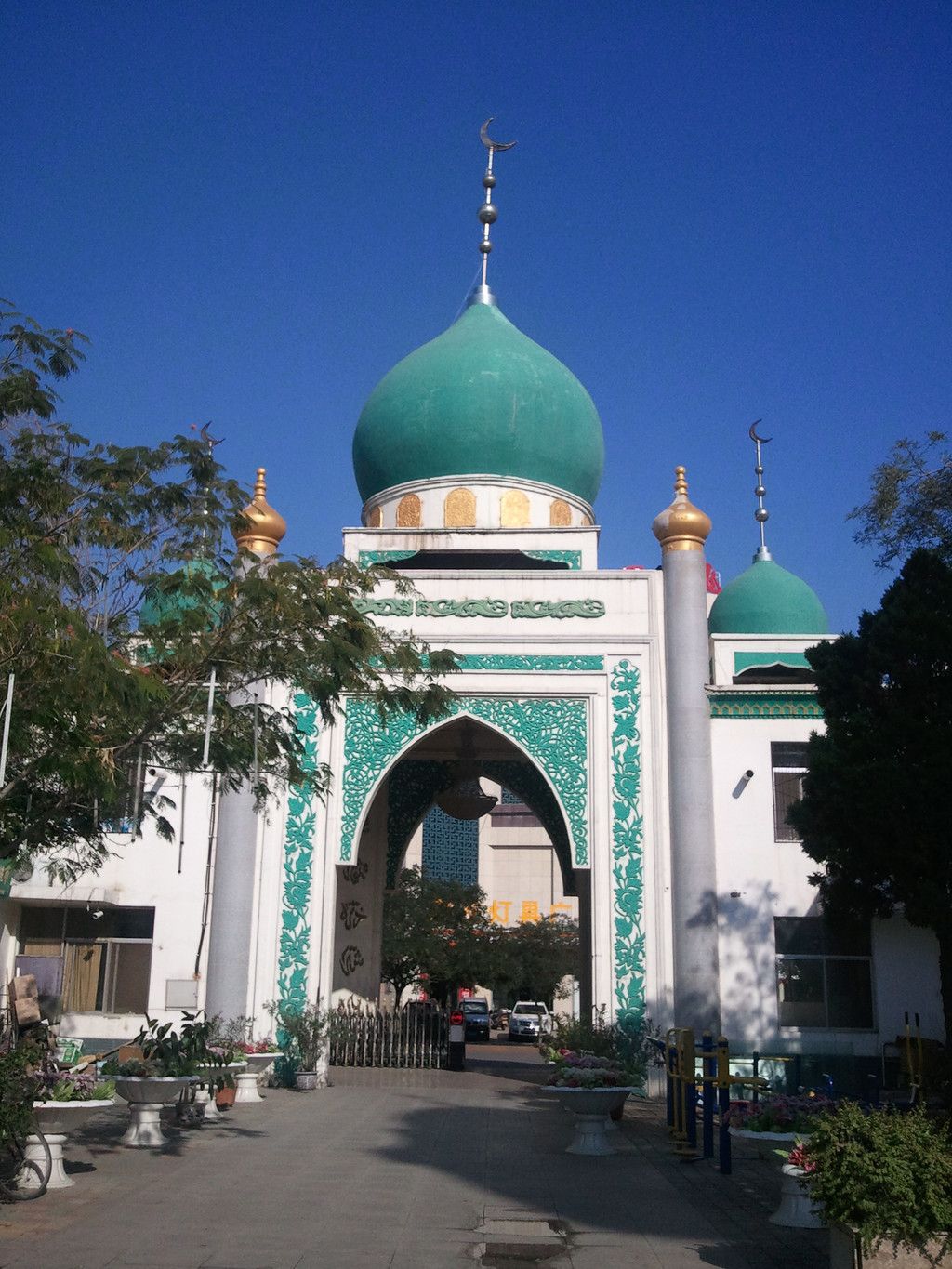 素有"小天安门"之誉  银川 南关清真寺坐落在银川市兴庆区玉皇阁南街