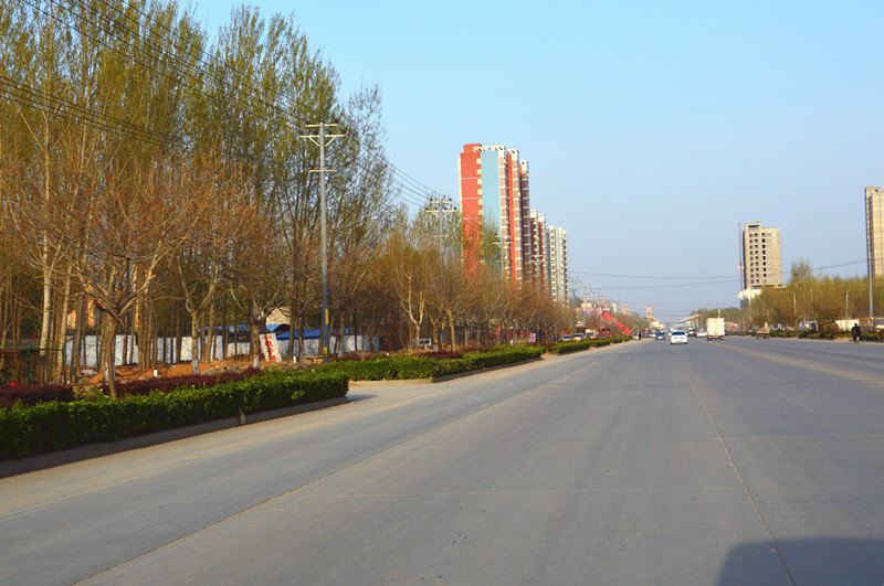 车进曲阳县城,我们就马不停蹄地游览参观.