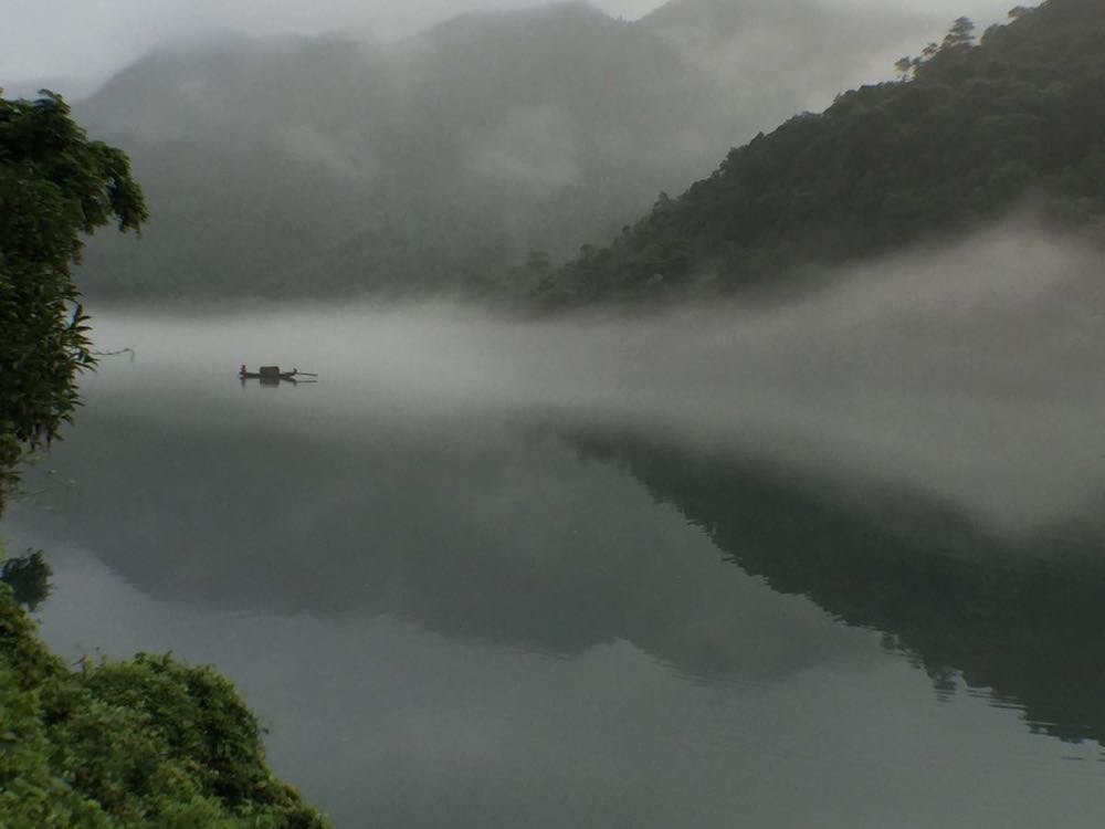 远山近水雾气缭绕,清江碧波镜面浮舟