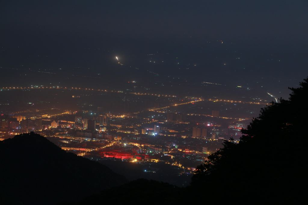 过了中天门,大概在十八盘附近吧,就看到了泰安的夜景,泰山
