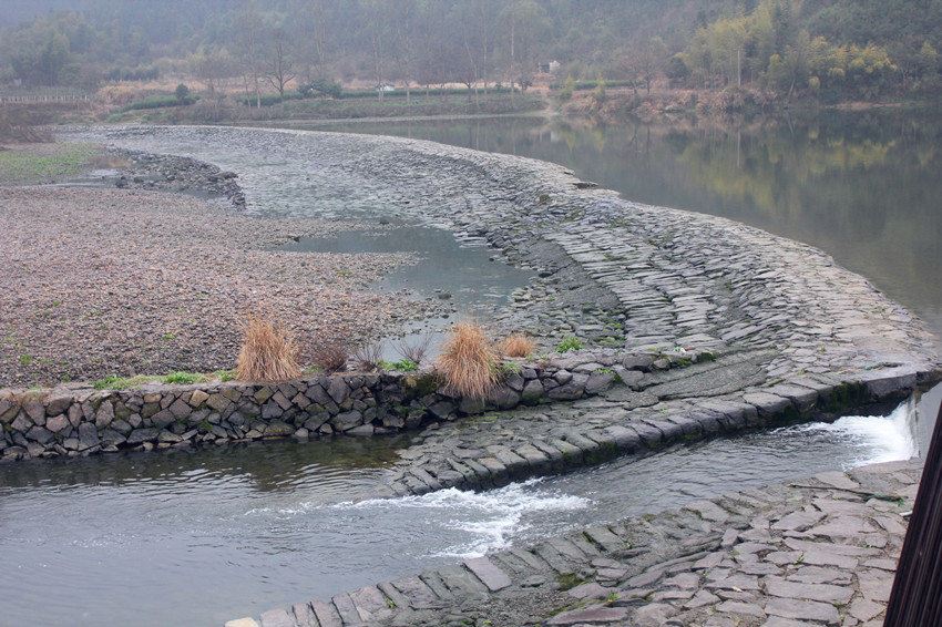 通济堰,建于南朝萧梁天监四年(公元505年,距今已有1500年历史,是浙江