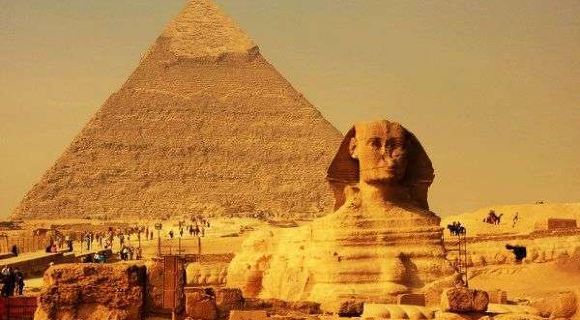导读:在埃及首都开罗西南的吉萨,耸立粉的几十座展示古代埃及文明的辉煌的金字塔。同时,在这些金字塔群中还有一座与他们同样闻名于世的人面狮身雕像狮身人面像。狮身人面像是在什么时间,由什么人建造的?它到底是谁的面像? 狮身人面像坐落在距哈夫拉金字塔东北372米的一块洼地的中央。