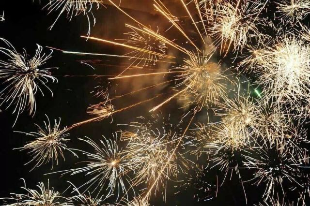 今天,2015年2月14日,情人节。距离新年还有4天。 第七个不回家的春节。 清早的地铁,少了些平日的拥挤,机场依旧繁忙,归途波折,我在迎面走来的每个眼神里体会着家的含义。 到达大厅里,相见,让我们彼此兴奋地拥抱。 按先前预约取到车,利落地把行李甩进后备箱,旅行开始了。 上海乌镇,130公里,两个人一路上各种吐槽,各种吃,各种笑,各种夸张的表情。 游客中心办好入住,顺利给华华倒到一张团票,闸机口熟练帅气的亮出我的证件。 年前这几日,乌镇少有的清静。三分钟的摆渡,元宝湖隔断西栅与这个喧闹的世界,登陆安渡坊码