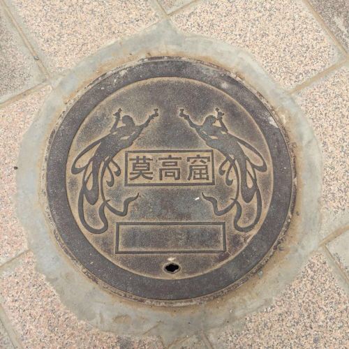 一觉醒来小区变井区 家门口百米路百个井盖