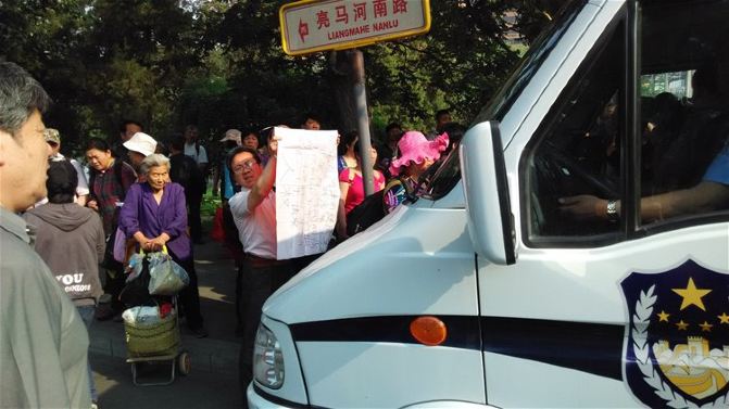 [原创]哈萨克斯坦大使馆面签的人挺多。北京5