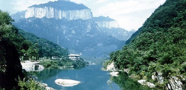 八里沟风景区以潭,瀑,溪,湾清幽,峰,龛,岩,洞奇特称绝,景区众多.