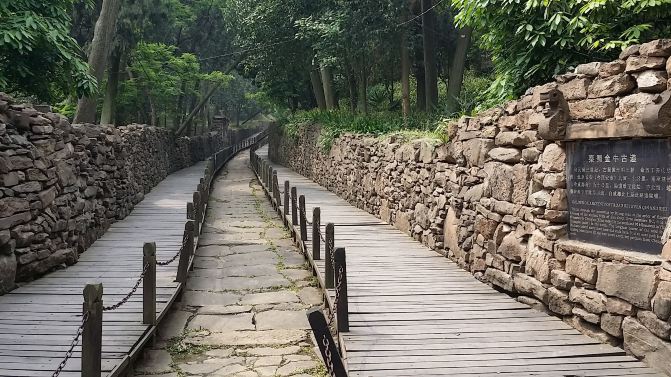 金牛古道上立有"庞统祠"石牌.