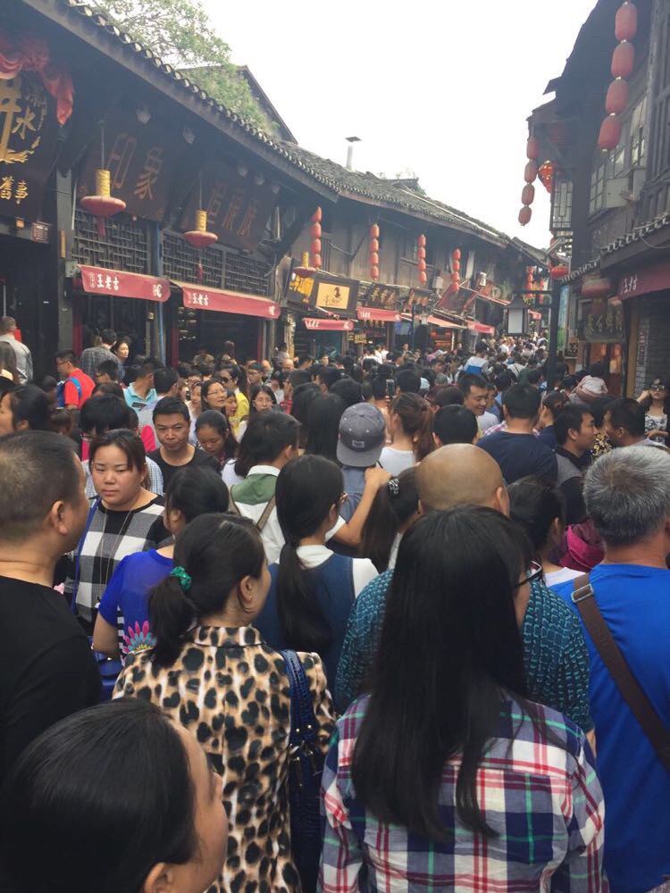 人山人海啊,要挤死我俩了 磁器口古镇