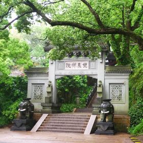 双泉禅院在普陀山象王峰东北麓,法雨路上.