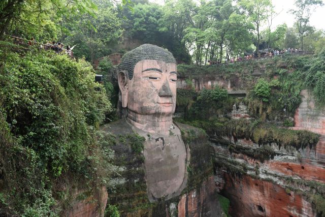 乐山大位于乐山市,岷江,青衣江和大渡河交汇处凌云山栖霞峰的岩壁