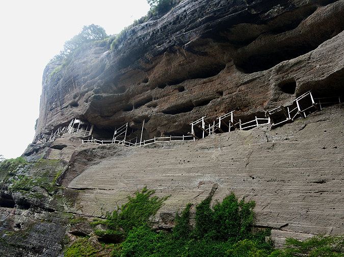 第七怪:悬崖峭壁安家寨  这是指武夷山的"架壑船棺".