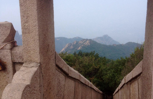 大虹螺山主峰顶叫玉皇顶,俗称"八面威风".