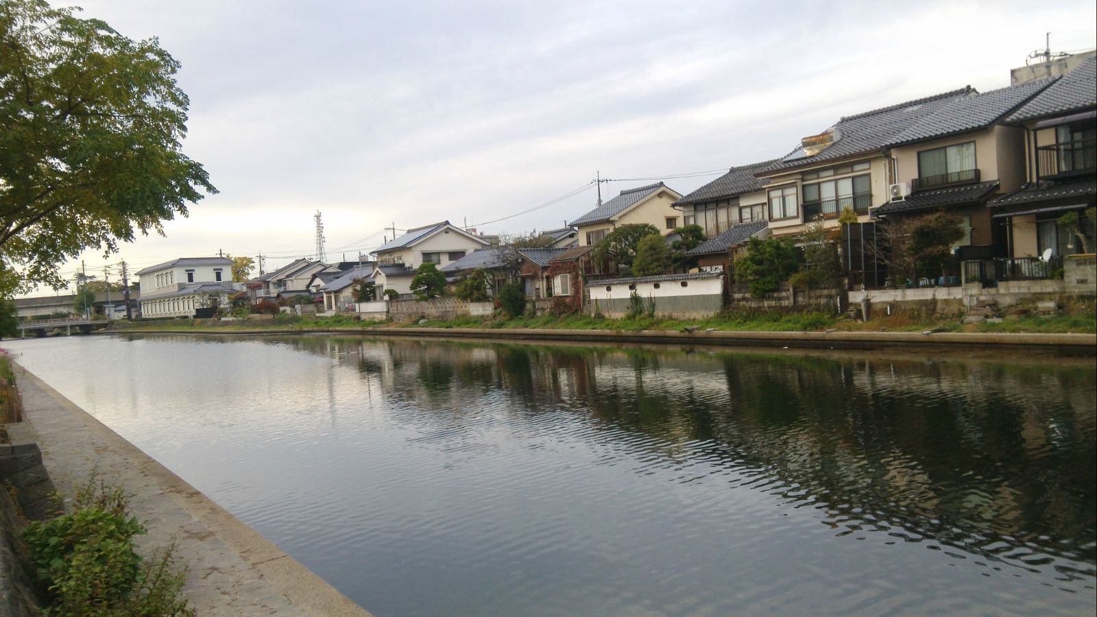 从鸟取坐特急到岛根县松江市,到站后沿着jr站往西南方向走20分钟,可以