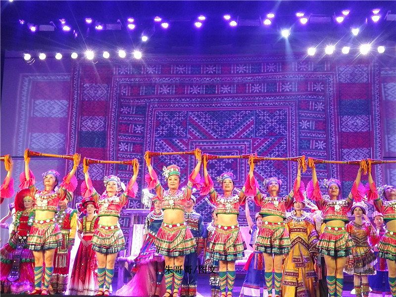 由金秀瑶族文化艺术研究展示中心创作排演的《瑶都神韵》,是一部讲述