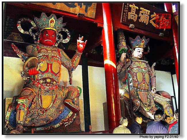 天王殿两侧是四大天王彩塑像,高各八米,个个身披重甲.