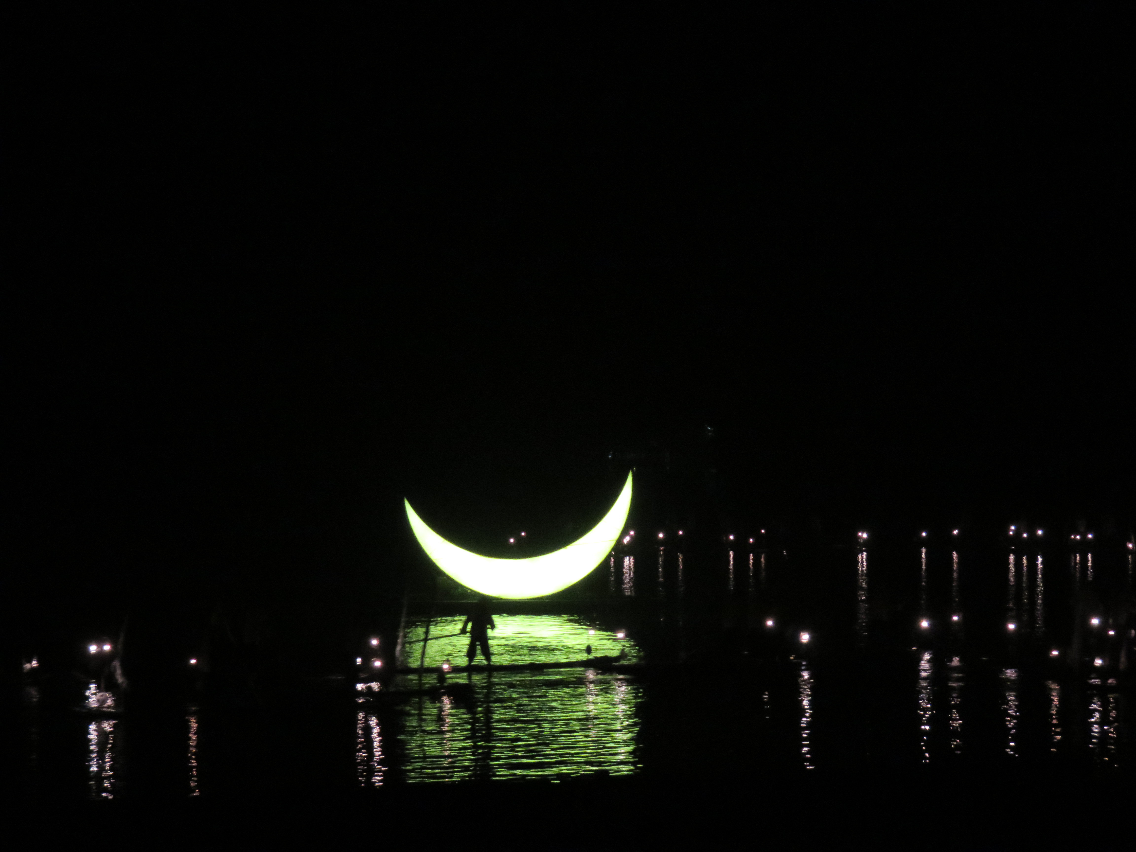 一轮弯月,还有一位月亮仙子. 刘三姐水上公园风景区